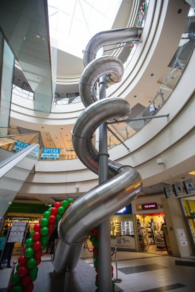 zjezdzalnia rurowa spiralna w galerii handlowej